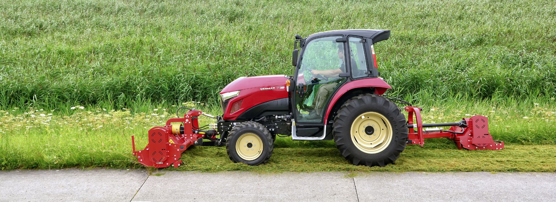 Yanmar Traktor mit Front- und Heck-Mulchgerät