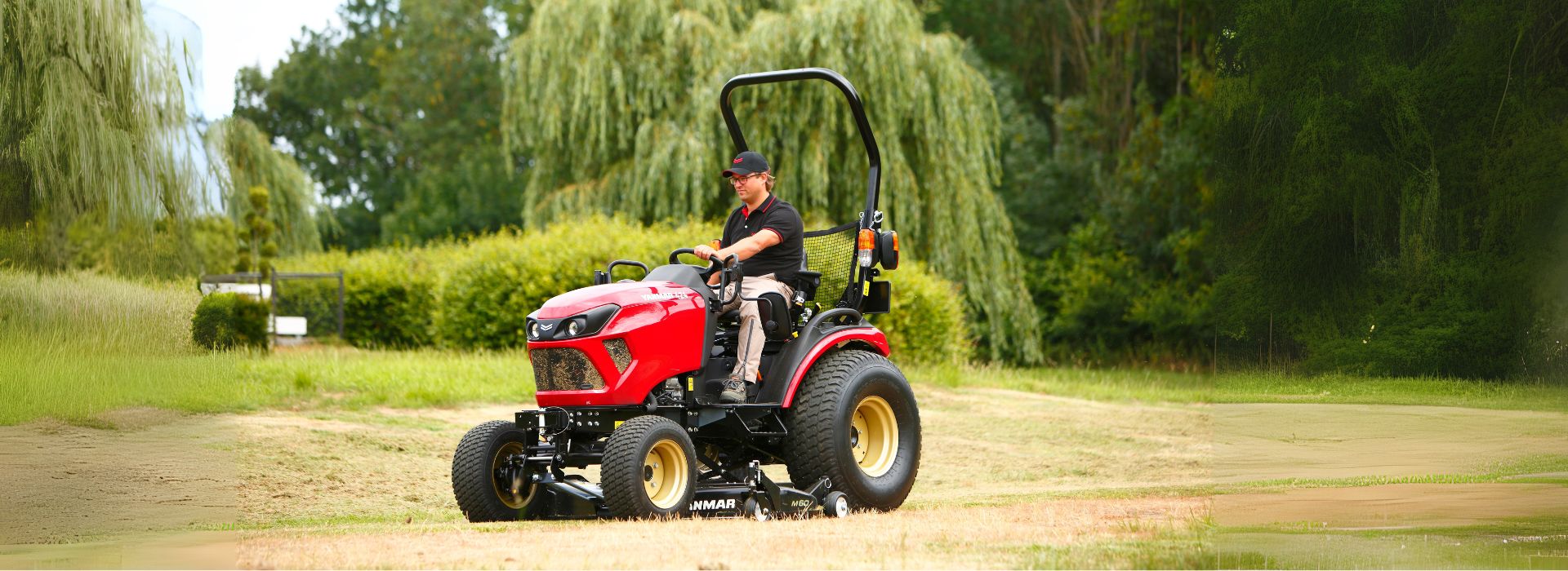 Yanmar Traktor beim Rasenmähen