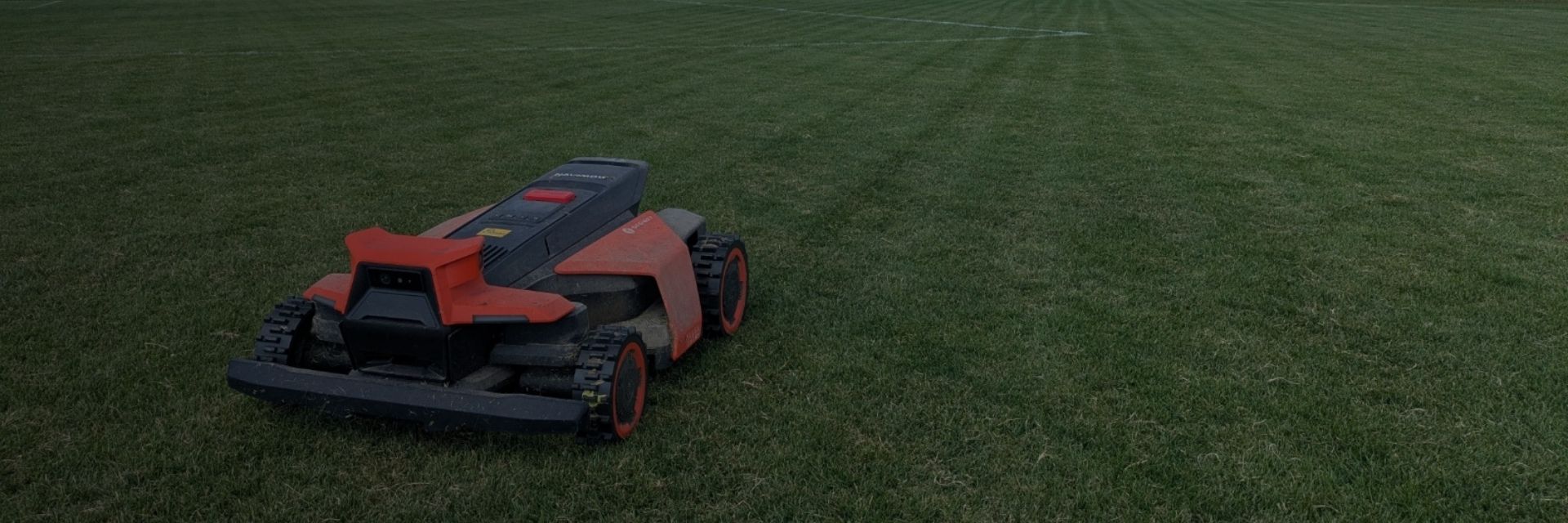 Navimow Terranox am Sportplatz