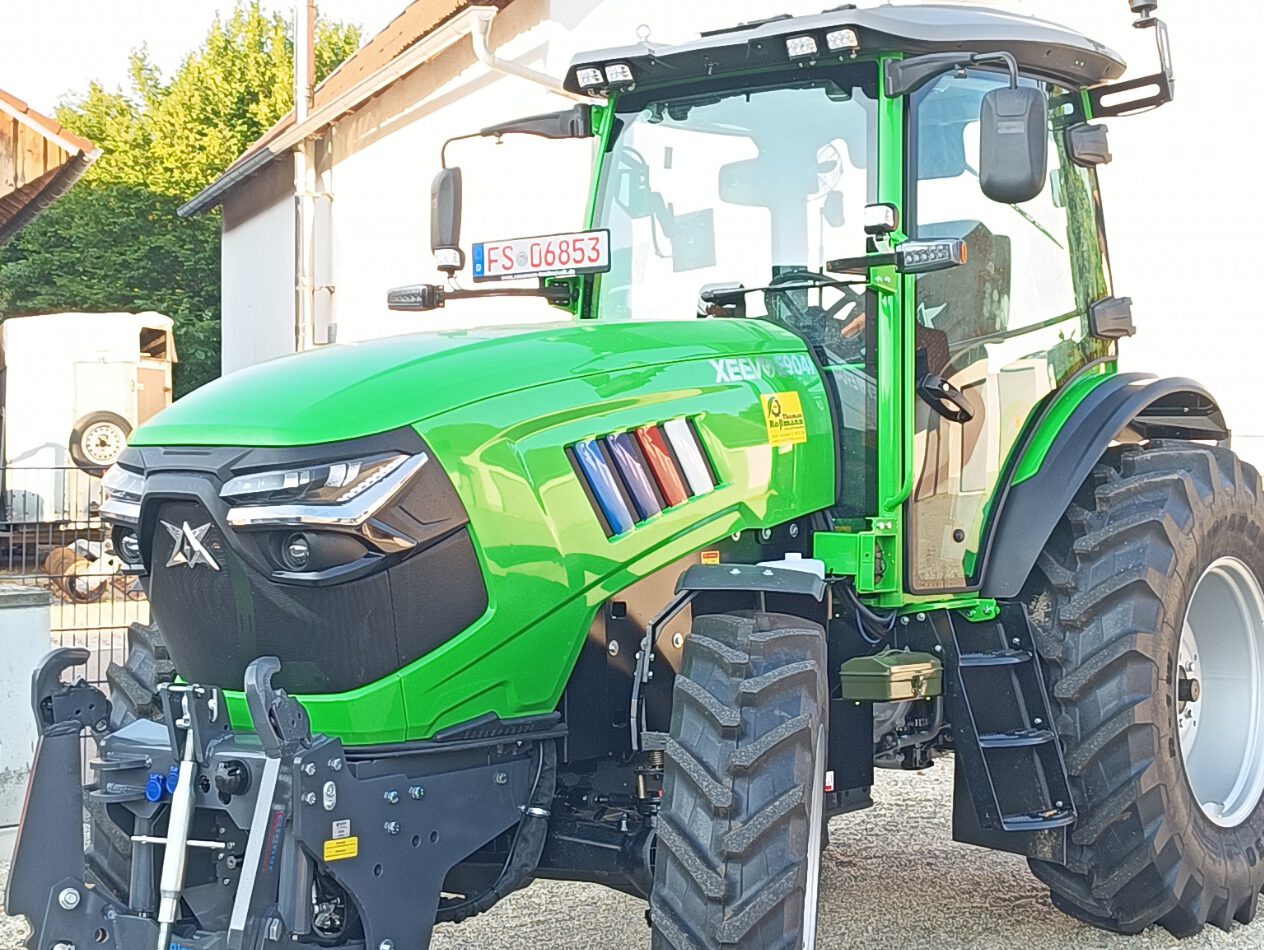 Xeevo Elektrotraktor mit Frontkraftheber und Frontzapfwelle