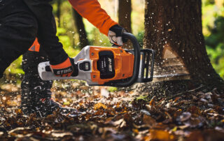 STIHL Akku-Motorsäge im Einsatz.